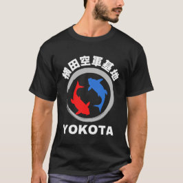 横田空軍基地と日本のコイ魚 Tシャツ