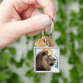 横顔から見たライオンのポートレート キーホルダー (手)