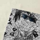 樫の木の中のフクロウ ビーチタオル (インサイチュ)