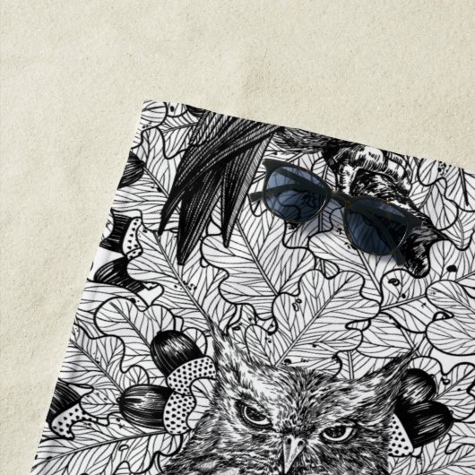 樫の木の中のフクロウ ビーチタオル (インサイチュ)