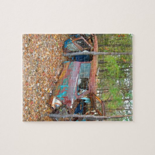 樹木が茂った古物置場で錆ついている1957年のChevyの遊牧民 ジグソーパズル (横)