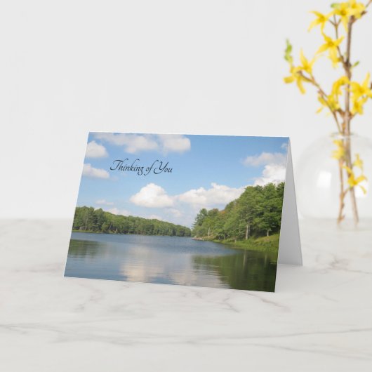 樹木に囲まれた湖 - 思い出のカード カード (黄色い花)