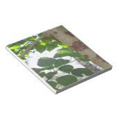 樹皮葉付き緑と木の幹カッコいい部 ノートパッド (アングル)