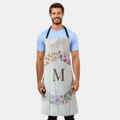 樹齢の木材モノグラムお洒落花 エプロン (着用した状態)