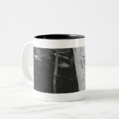 樺の木のトランクB&Wで切り分けること ツートーンマグカップ (正面左)