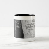 樺の木のトランクB&Wで切り分けること ツートーンマグカップ (中央)