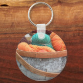 樺の木の樹皮かご内の糸 キーホルダー (正面)