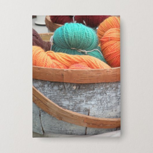 樺の木の樹皮かご内の糸 缶バッジ (正面)