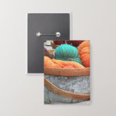 樺の木の樹皮かご内の糸 缶バッジ (正面/裏面)