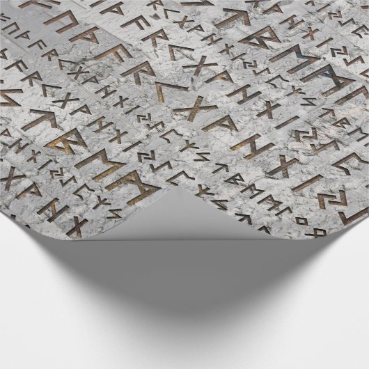 樺の木の質のFutharkより古いパターン ラッピングペーパー (角)