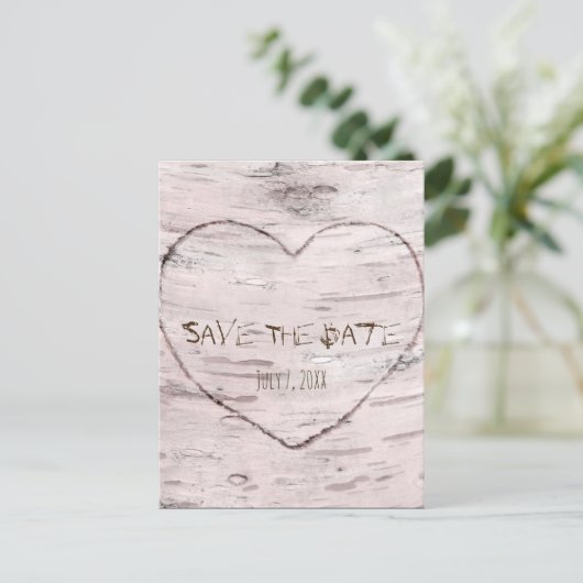 樺の木ツリー&彫りハート結婚式の日付を保存 案内ポストカード (スタンド正面)