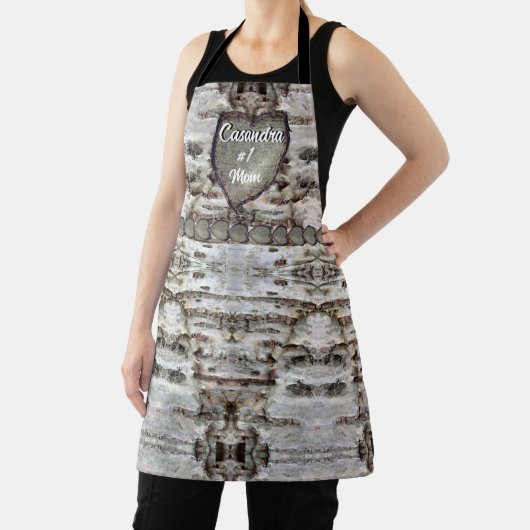 樺の木素朴バークウッド彫りハート#1ママ名 エプロン (インサイチュ)