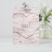 樺の木 & ハート型彫刻の素朴なテーブルナンバー 招待状 (スタンド正面)