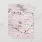 樺の木 & ハート型彫刻の素朴なテーブルナンバー 招待状 (正面/裏面)