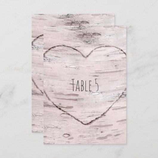 樺の木 & ハート型彫刻の素朴なテーブルナンバー 招待状 (正面/裏面)