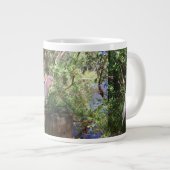 樽の上に専攻のあるピンクのミッチェルのコッカトゥー ジャンボコーヒーマグカップ (正面右)