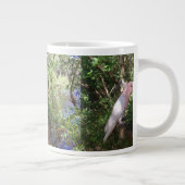 樽の上に専攻のあるピンクのミッチェルのコッカトゥー ジャンボコーヒーマグカップ (右)