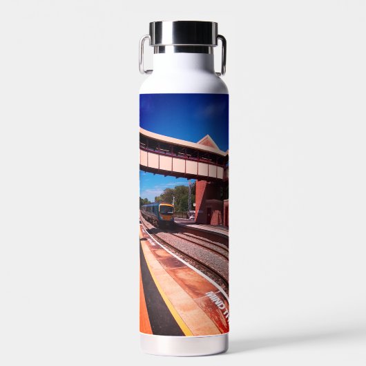 橋の下を列車で走る ウォーターボトル (正面)