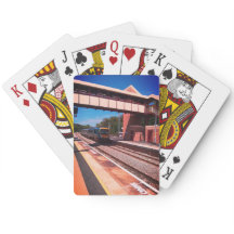 橋の下を列車で走る