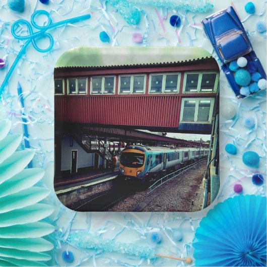 橋の下を列車で走る ペーパープレート (パーティー)