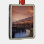 橋の中で最も長い覆いの橋統一されたは メタルオーナメント (右)