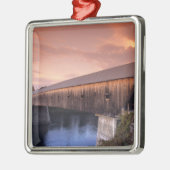 橋の中で最も長い覆いの橋統一されたは メタルオーナメント (左)