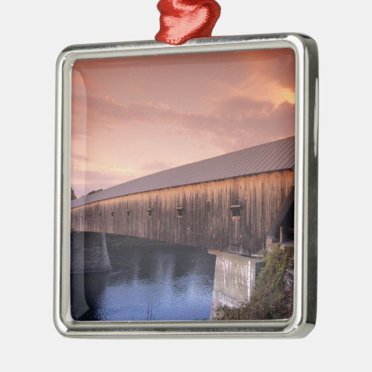 橋の中で最も長い覆いの橋統一されたは メタルオーナメント (左)