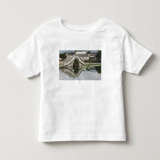 橋の反射、イー県の宏村 トドラーTシャツ (正面)