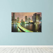 橋は水路を通ってマイアミのダウンタウンに通じる キャンバスプリント (インサイチュ (ウッドフロア))