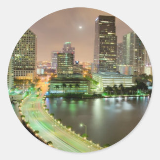 橋は水路を通ってマイアミのダウンタウンに通じる ラウンドシール