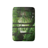 "橋を越えて"深緑色の自然 バスマット (正面縦)