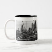 橋ケーブルを通した都市景観 ツートーンマグカップ (左)