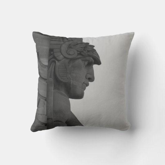 橋保護者(東の表面仕上げ)のクリーブランドの枕 クッション (裏面)