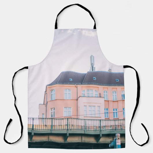 橙白コンクリート建物 エプロン (正面)