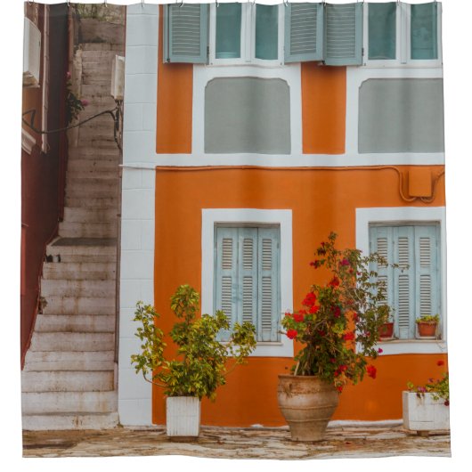 橙白灰色コンクリート建物 シャワーカーテン (正面)