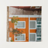 橙白灰色コンクリート建物 タペストリー (正面(横))