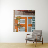 橙白灰色コンクリート建物 タペストリー (インサイチュ(横))