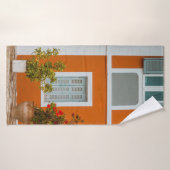 橙白灰色コンクリート建物 バスタオル (バスタオル)