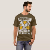 機械オペレーター ヒーロー CNC 機械加工オペレーター Tシャツ (正面フル)