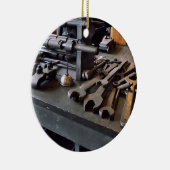 機械工場のレンチと油缶 セラミックオーナメント (右)