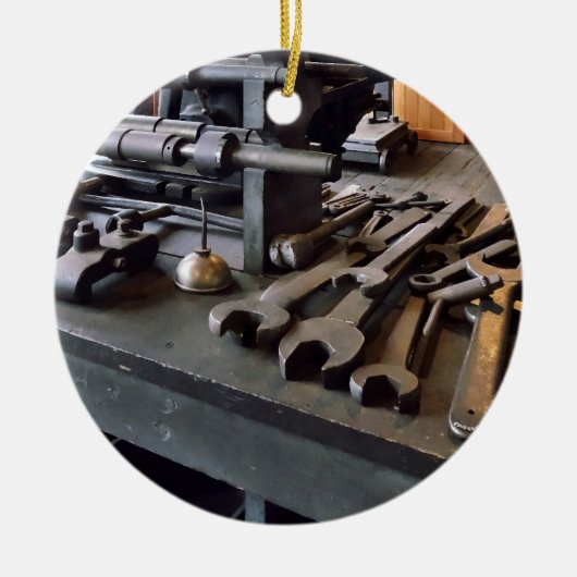 機械工場のレンチと油缶 セラミックオーナメント (正面)