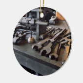 機械工場のレンチと油缶 セラミックオーナメント (左)