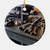 機械工場のレンチと油缶 セラミックオーナメント (裏面)