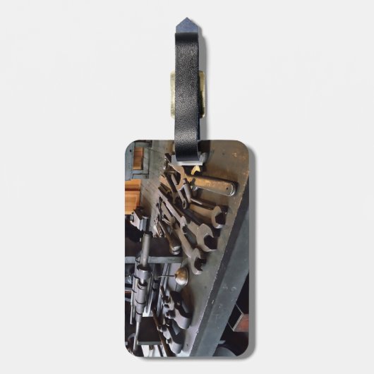 機械工場のレンチと油缶 ラゲッジタグ (裏面縦)
