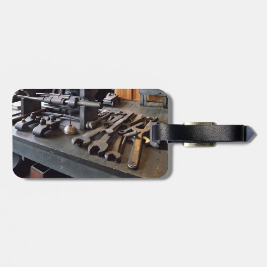 機械工場のレンチと油缶 ラゲッジタグ (裏面横)