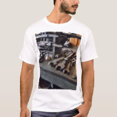 機械工場のレンチと油缶 Tシャツ (正面)