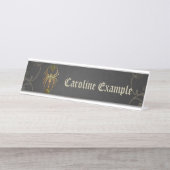 機械的なエレガンス、暗闇の中のクモ。 デスクネームプレート (正面)