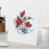 機械的な三日月と赤いバラ 台座サイン (インサイチュ)