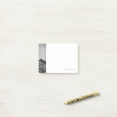 機械的な損傷を受けた金属の背景 ポストイット (デスク上)