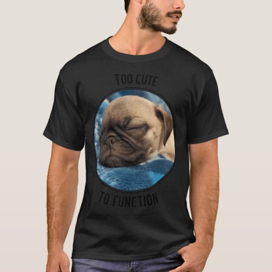 機能するにはかわいすぎる眠っているパグの子犬 Tシャツ (正面)